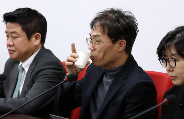 ▲ 물 마시는 김경율 비상대책위원. /뉴시스