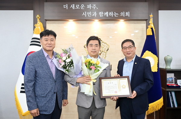 ▲ 7월 칭찬공무원 선정 기념촬영 모습(좌로부터 이익선의원, 문진우주무관, 박대성의장).