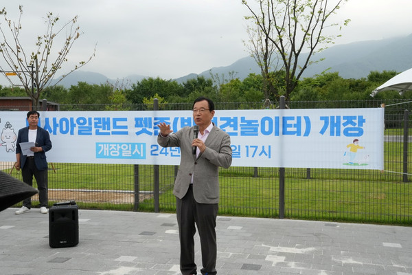 ▲ 이현재 하남시장이 미사아일랜드 펫존을 방문해 주민들을 대상으로 반려견놀이터에 대해 설명하고 있다.