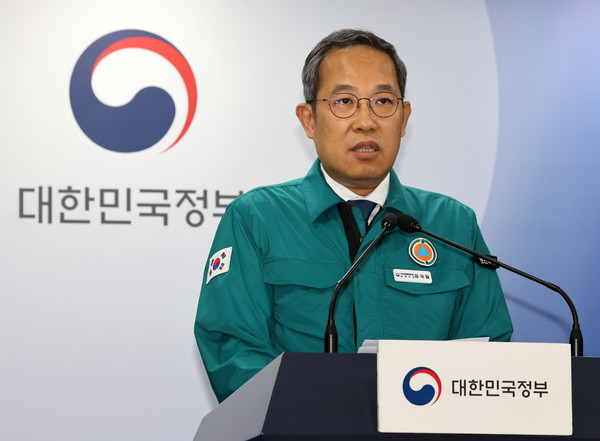 ▲ 김국일 중앙사고수습본부 총괄반장이 30일 오전 서울 종로구 정부서울청사에서 의사 집단행동 중앙재난안전대책본부 브리핑을 하고 있다. /뉴시스