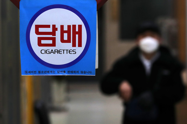 ▲ 서울 시내 한 상점에 담배 판매 안내문이 걸려 있다. /뉴시스