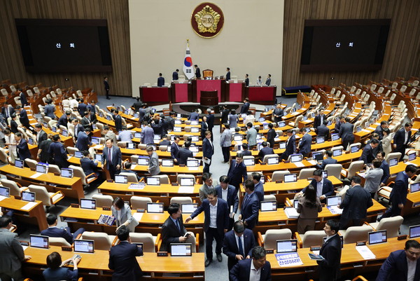 ▲ 한국교육방송공사법 일부개정법률안 통과 후 산회 된 뒤 회의장을 나서고 있다. /뉴시스