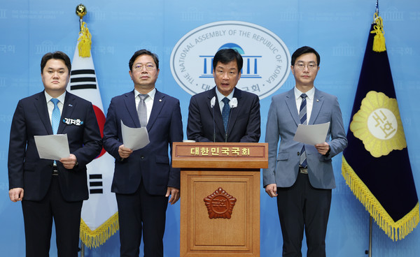 ▲ 기자회견하는 민주당 검찰독재 정치탄압 대책위원들. /뉴시스