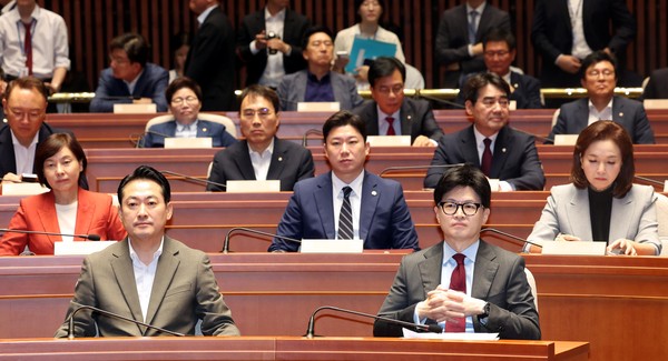 ▲ 한동훈 국민의힘 대표와 장동혁 최고위원이 25일 오전 서울 여의도 국회에서 열린 의원총회에 참석하고 있다. /뉴시스