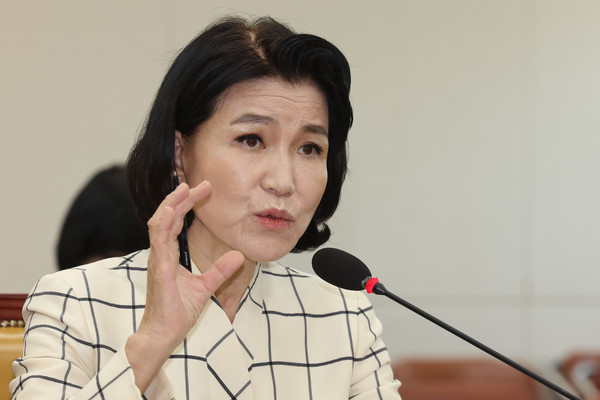▲ 의원 질의에 답하는 이진숙 방통위원장 후보자. /뉴시스