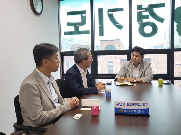▲ 윤충식 의원이 경과원과 포천시 중소기업 지원 및 발전방안을 논의했다.