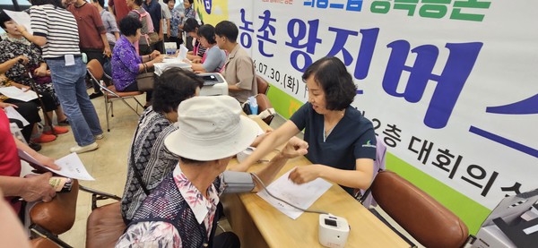 ▲ 농촌 왕진버스 사업 실시 모습.