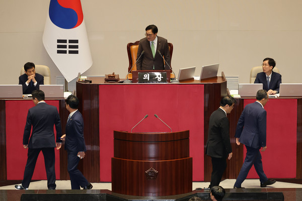 ▲ 우원식 국회의장이 제416회 국회(임시회) 제1차 본회의에서 더불어민주당 지도부와 국민의힘 지도부에게 돌아갈것을 권유하고 있다. /뉴시스