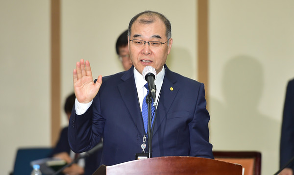 ▲ 홍원화 경북대학교 총장이 지난해 10월 17일 대구 북구 경북대학교 글로벌플라자에서 열린 국회 교육위원회의 경북대학교, 강원대학교, 경북대병원, 강원대병원, 경북원주대치과병원, 경북대치과병원, 대구교육대학교에 대한 국정감사에서 선서하고 있다. /뉴시스
