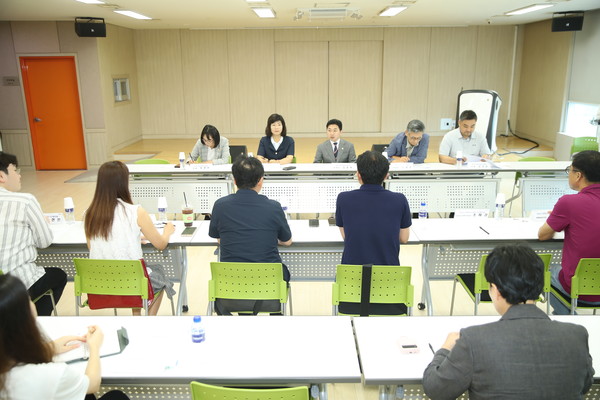 ▲ 화성시의회 문화복지위원회 의원들이 소관업무 관련 간담회 진행하는 모습.
