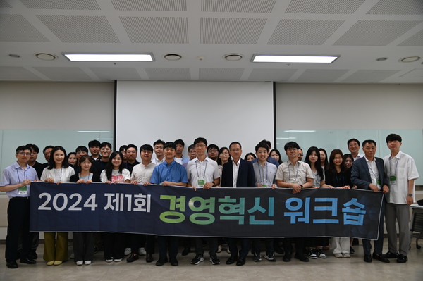 ▲ 화성도시공사 김근영 사장과 임직원이 경영혁신 워크숍을 성황리에 마친 후 단체 사진을 찍고 있다.(화성도시공사 제공)