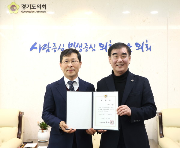 ▲ (왼쪽부터) 이경섭 노무사, 염종현 의장.