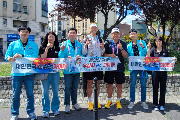 ▲ 이상일 용인특례시장이 파리 올림픽 높이뛰기 예선을 통과한 우상혁 선수를 현지에서 응원하고 격려하고 있다.