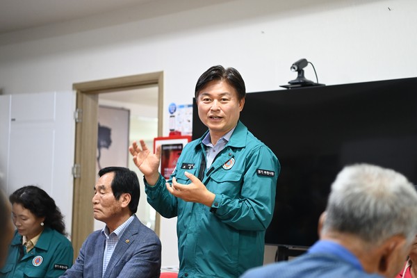 ▲ 경로당 무더위쉼터를 찾은 조용익 부천시장이 운영현황을 살피고 이용 시민들에게 폭염 예방법을 안내하고 있다.