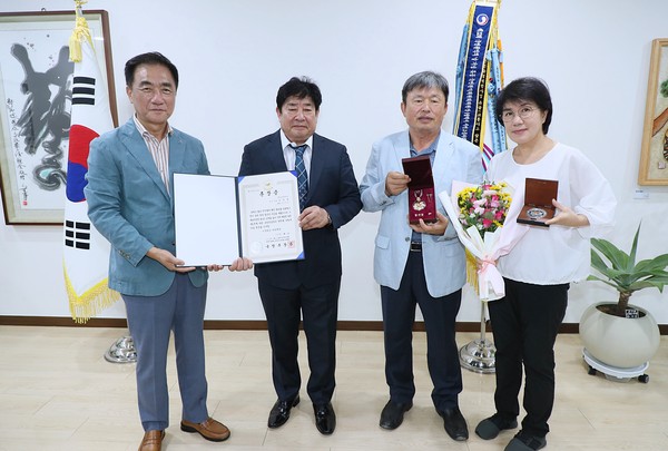 ▲ 정장선 평택시장(왼쪽)이 6·25전쟁 故김창열의 유가족에게 훈장을 전수하고 있다.