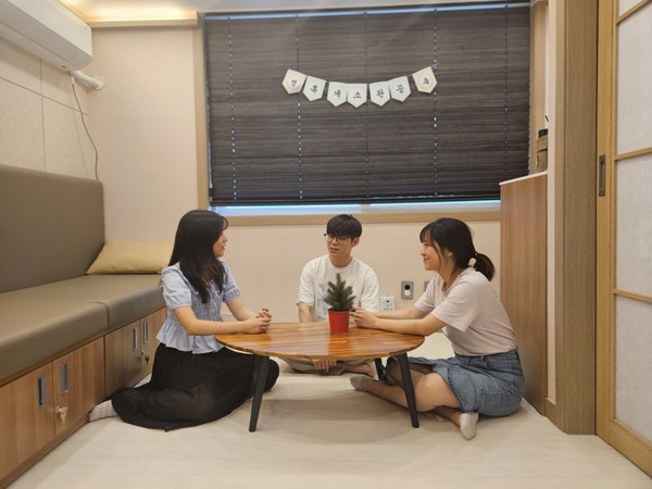 ▲ 새로운 휴게공간에서 담소를 나누는 동주민센터 직원들.