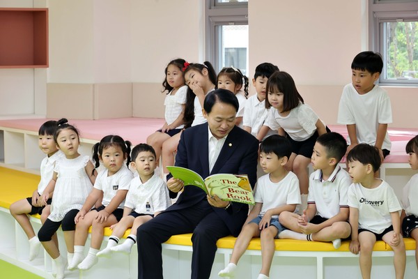 ▲ 김찬진 인천동구청장이 아이들에게 책을 읽어주고 있다.