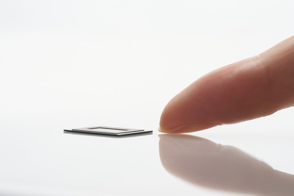 ▲ 삼성전자 LPDDR5X 0.65mm 제품 크기 비교 이미지.