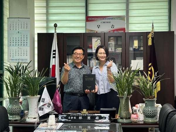 ▲ 임헌우 동안노인지회장 방문 기념사진.