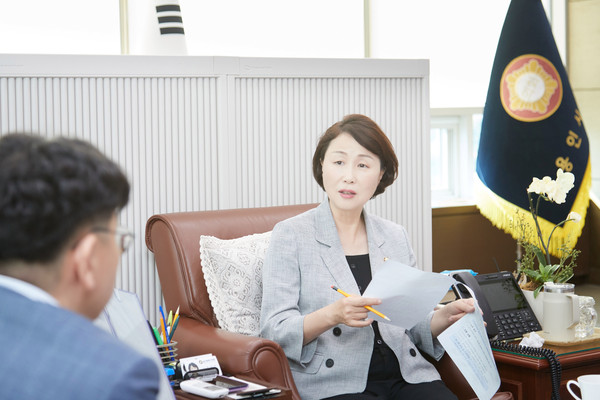 ▲ 현장 실무원에 대한 처우개선 및 대책 마련 검토하는 유진선 의장.
