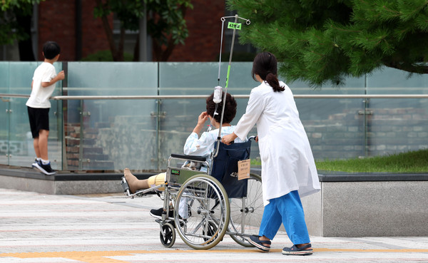▲ 서울 시내 한 대학병원에서 환자가 이동하고 있다. /뉴시스