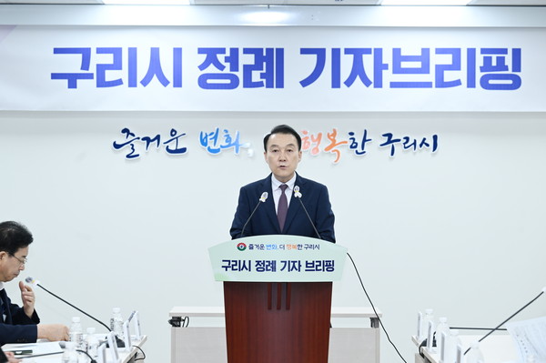 ▲ 구리시 정례 기자브리핑에서 여론조사 결과를 발표 중인 구리시 행정지원국장. (사진=구리시 제공) /뉴시스