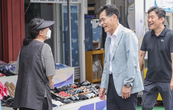 ▲ 목동깨비시장에서 소상공인과 이야기 나누는 이기재 양천구청장.