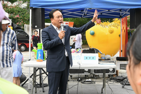 ▲ 이권재 오산시장이 힐스 송크란 페스티벌에 참석해 인사말을 하고 있다.