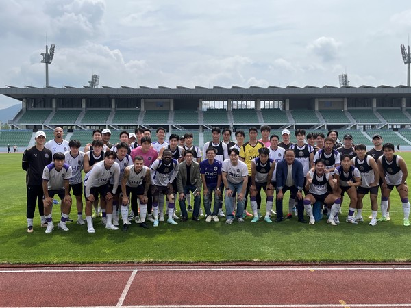 ▲ FC안양 하계 전지훈련장 방문격려 기념촬영 모습.