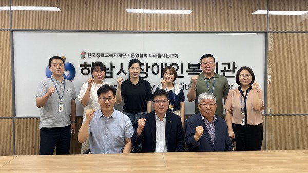 ▲ 윤태길 의원, 사회복지사 처우개선을 위한 정담회 기념촬영.