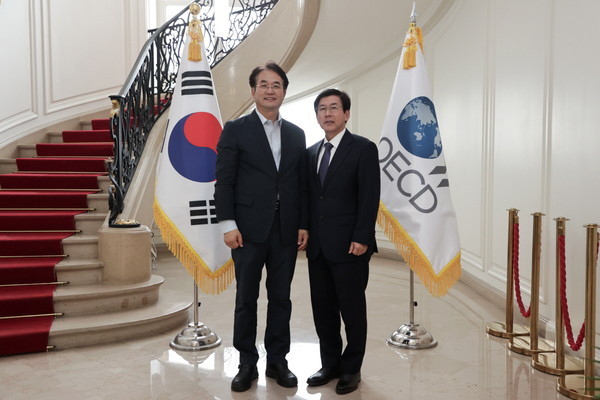 ▲ 이동환 고양특례시장(왼쪽)과 최상대 주OECD 대한민국 대사(오른쪽).