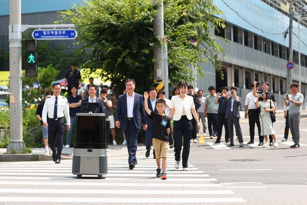 ▲ 실외이동로봇 운행 시연회 개최 모습.