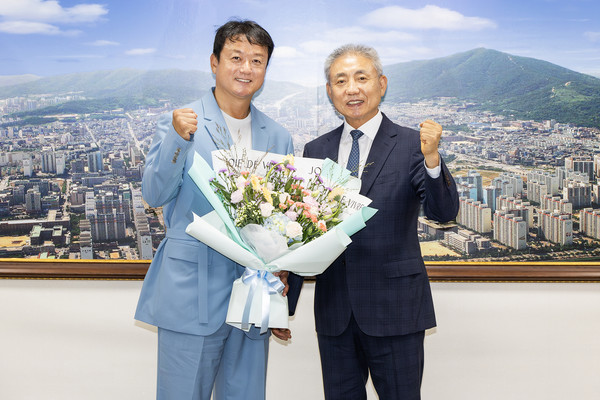▲ 윤환 계양구청장(오른쪽)과 박성수 계양구청 양궁팀 감독(왼쪽).
