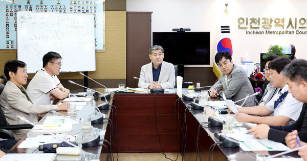 ▲ 인천광역시의회 정해권 의장이 최근 송도국제도시 고층 아파트에서 에어컨이 제대로 작동하지 않아 발생한 주민 피해 상황을 듣고 문제해결에 나섰다.