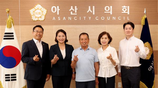 ▲ 아산시의회 비교시찰 기념촬영 모습.