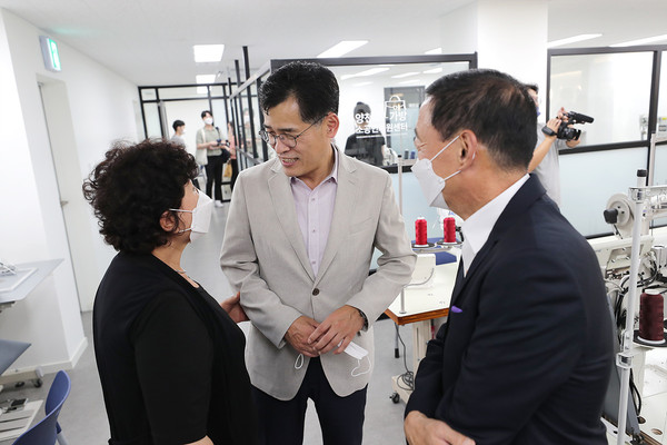 ▲ 양천구 가방소공인지원센터에서 주민과 이야기를 나누는 이기재 구청장.