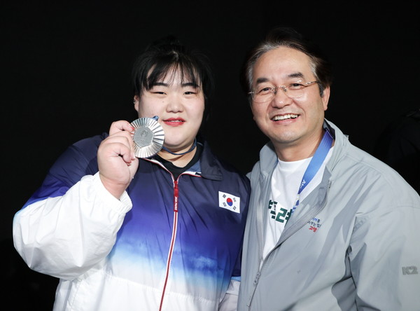▲ (왼쪽부터) 파리올림픽 역도 은메달을 획득한 박혜정 선수, 이동환 고양특례시장.