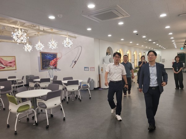 ▲ 현장행정 참여 중인 김규식 부시장.
