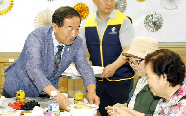 ▲ 김 의장이 삼계탕 나눔 행사에 참석해 지역어르신과 즐거운 만남을 가졌다.