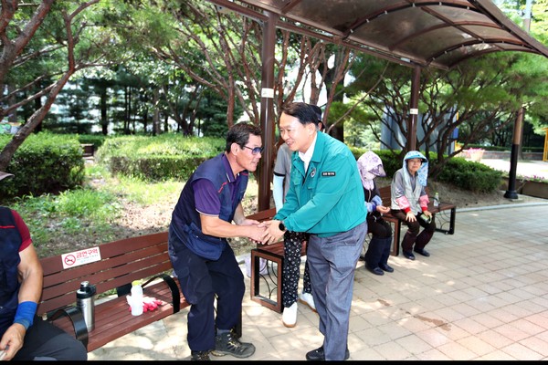 ▲ 김찬진 인천동구청장 민생 현장점검 실시 모습.