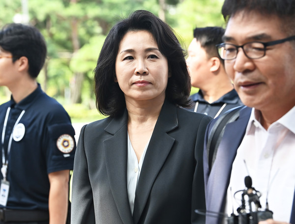 ▲ 공직선거법 위반 혐의로 기소된 이재명 더불어민주당 전 대표의 배우자인 김혜경씨가 지난달 25일 경기도 수원시 영통구 수원지방법원에서 열린 공판에 출석하고 있다. /뉴시스