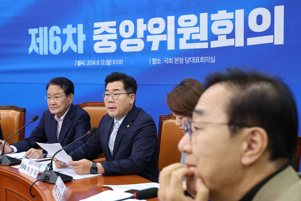 ▲ 박찬대 더불어민주당 대표 권한대행 겸 원내대표가 중앙위원회의에서 발언하고 있다. /뉴시스