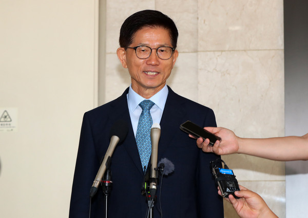 ▲ 취재진 질문에 답하는 김문수 고용노동부 장관 후보자. /뉴시스