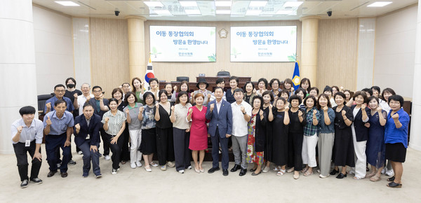 ▲ 박태순 의장(사진 가운데)과 현옥순 의회운영부위원장(사진 가운데서 왼쪽)이 이동 통장협의회 회원들과 의회 본회의장에서 기념 촬영에 임하고 있는 모습.