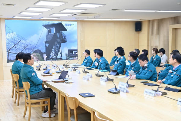 ▲ 이현재 하남시장 및 관계자들이 을지연습 준비보고 회의에 참석하여 회의를 하고 있는 모습이다.
