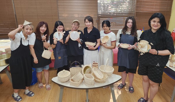 ▲ 부평구 청천도서관 '도서관에서 탄탄하게' 교육 참가자들이 기념촬영을 하고 있다.
