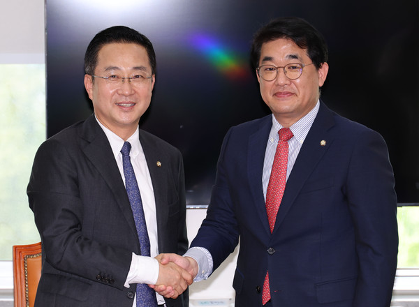 ▲ 박성준(왼쪽) 더불어민주당 원내수석부대표와 배준영 국민의힘 원내수석부대표가 13일 오후 서울 여의도 국회에서 여야 원내수석부대표 비공개 회동에 앞서 손을 맞잡고 있다. /뉴시스