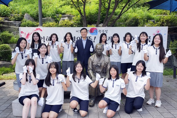 ▲ 제79주년 광복절을 맞이해 이승로 성북구청장과 성북구 청소년이 성북동 만해 공원을 찾아 만해 한용운 선사의 동상을 청소하고 광복을 기리는 플래시 몹을 통해 특별한 기념식을 진행했다.