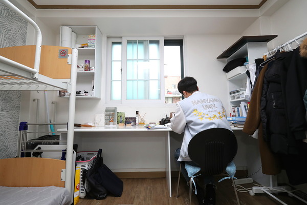 ▲ 성동구의 청년 1인가구 주거 지원정책이 ‘2024 정부혁신 왕중왕전’ 우수사례로 선정됐다.특히 높은 평가를 받은 ‘성동한양 상생학사’ 이용 모습.