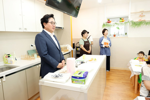 ▲ 동작키트카페 상도1동점에서 열린 쿠킹클래스 현장에 참석한 박일하 동작구청장의 모습.